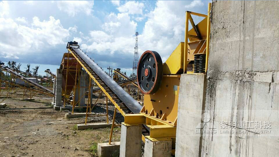 客戶安裝花崗巖破碎設備現場