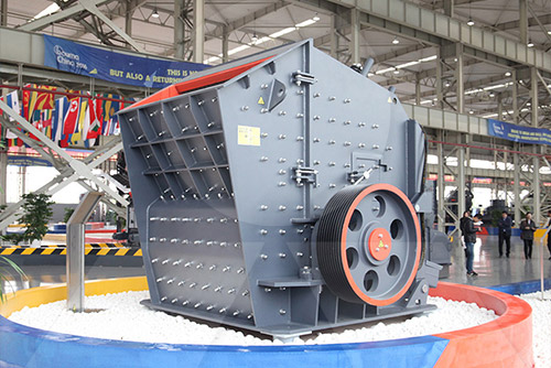 反擊式破碎機工作現場展示圖