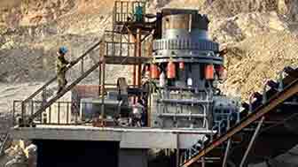 工作人員調試圓錐破碎機現場