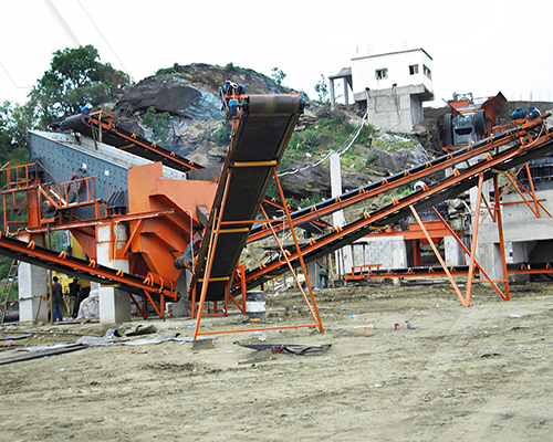 鐵礦石粉碎生產線安裝現場:鄂式破碎機