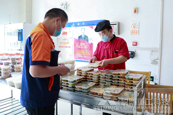 排隊領餐 排隊領餐