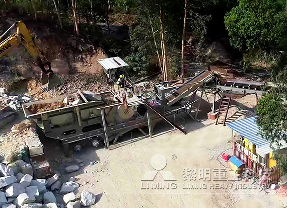 安徽客戶鵝卵石破碎生產線安裝中 時產100噸花崗巖移動破碎站