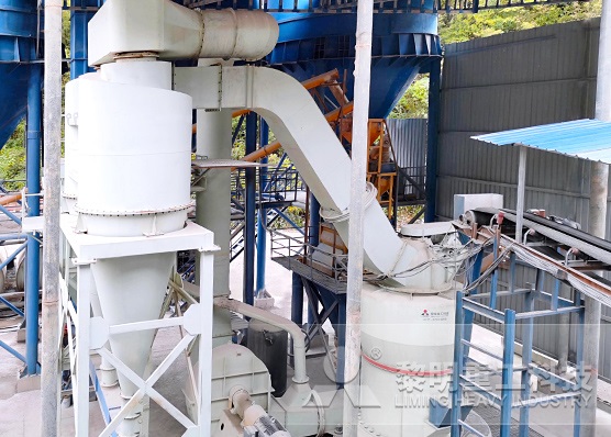安徽客戶鵝卵石破碎生產(chǎn)線安裝中 印度時產(chǎn)30噸石灰石磨粉生產(chǎn)線